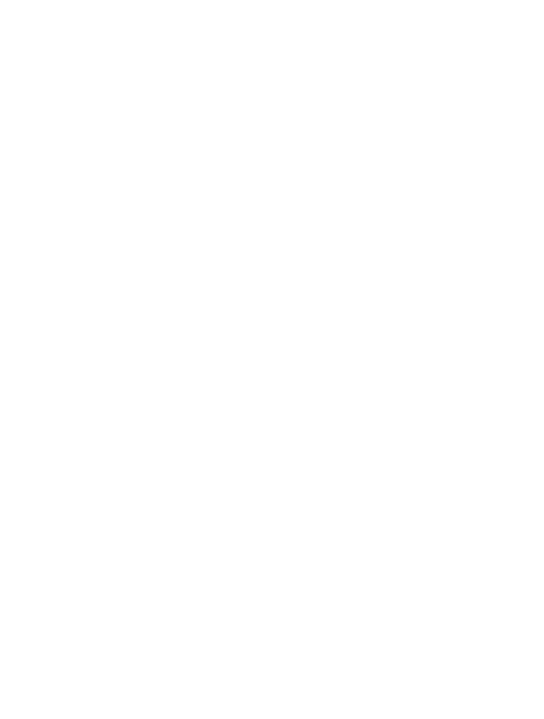 Komposition mit einem Holzkreuz und Blumen vor einem dezenten weißen Hintergrund